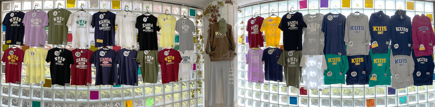 Tシャツとパーカーが並ぶ写真